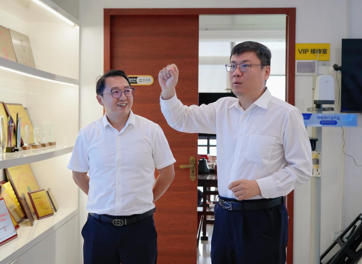 四信陪同领导参观